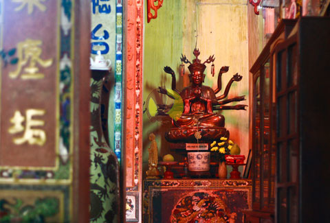 Chùa gốm sứ độc nhất Hà Thành