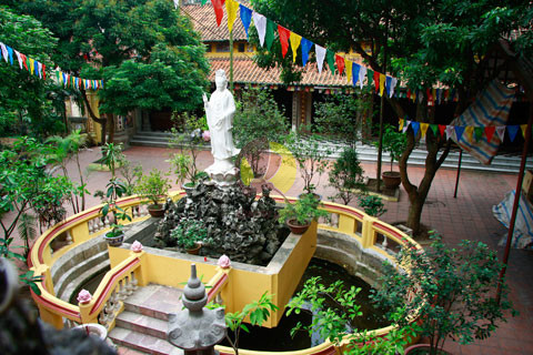 Chùa gốm sứ độc nhất Hà Thành